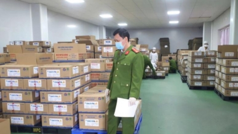 Phanh phui &ldquo;hệ sinh th&aacute;i&rdquo; sản xuất sữa giả cho b&agrave; bầu, trẻ sinh non
