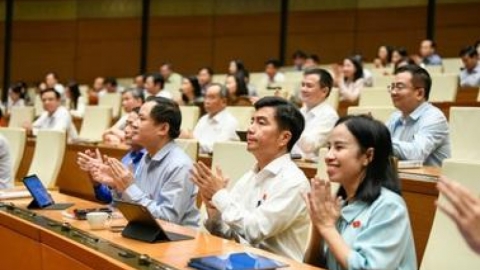 Quốc hội ch&iacute;nh thức th&ocirc;ng qua giảm thuế xăng dầu về 0% từ 16/4