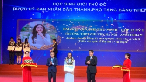 851 học sinh Hà Nội cúi đầu cảm ơn cha mẹ trong lễ vinh danh