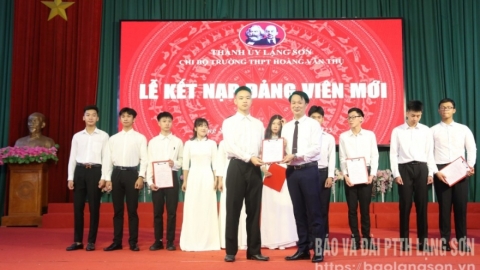 Chi bộ Trường THPT Hoàng Văn Thụ kết nạp 11 đảng viên tuổi 18