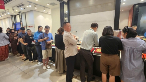 Gi&aacute; v&agrave;ng h&ocirc;m nay mới nhất (13/5) đảo chiều giảm s&acirc;u: Người mua xếp h&agrave;ng đ&ocirc;ng k&iacute;n cửa h&agrave;ng, chợ đen vẫn "b&aacute;n th&aacute;o"