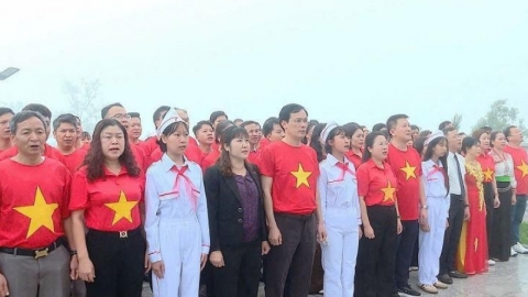 Ng&agrave;nh gi&aacute;o dục v&agrave; đ&agrave;o tạo Điện Bi&ecirc;n tổ chức ch&agrave;o cờ dưới Cột cờ A Pa Chải
