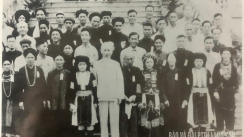 Người phụ nữ dân tộc Dao gặp Bác