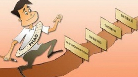 Chiếc bút gắn trên túi áo và hàng loạt thiết bị “trá hình” gian lận thi cử