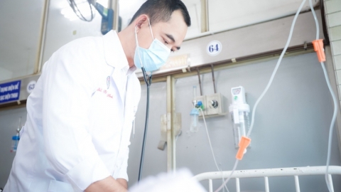 Cứu sống ngoạn mục người phụ nữ nguy kịch vì tường đổ trong mưa