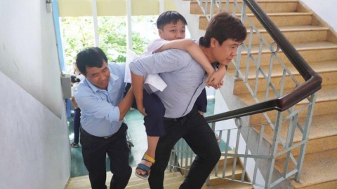 Hành trình vượt khó vào lớp 10: Nụ cười “nở” trên xe lăn