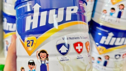 Mẹ trẻ mua Hiup uất nghẹn: Tin người nổi tiếng, tôi tự cho con uống sữa giả