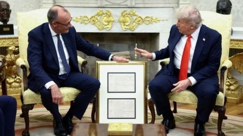 Món quà đặc biệt Thủ tướng Đức đích thân tặng Tổng thống Trump