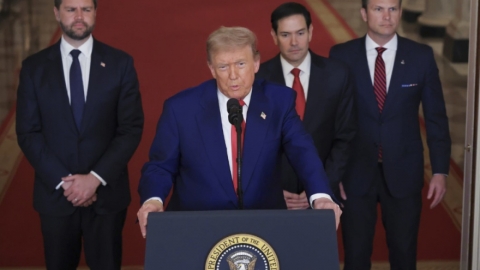 Tổng thống Donald Trump quyết định tấn công Iran "chỉ vài phút trước khi bom rơi"