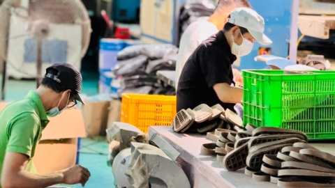 Nỗi lòng công nhân ngoài 40 tuổi: Đi cũng dở, ở không xong