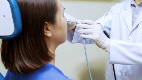Đi làm đẹp, bị thẩm mỹ viện bỏ quên miếng gạc trong mũi suốt 1 tháng
