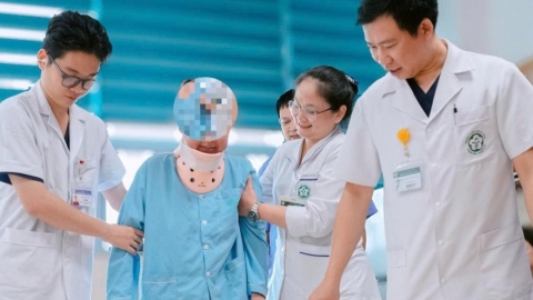 Liệt 8 th&aacute;ng sau sinh, người mẹ L&agrave;o đứng dậy nhờ ca vi phẫu tại Bệnh viện Bạch Mai