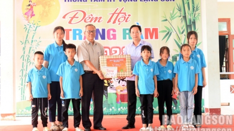 Lãnh đạo tỉnh thăm, tặng quà Tết Trung thu thiếu niên, nhi đồng