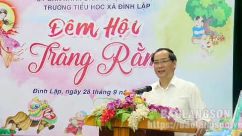 Lãnh đạo UBND tỉnh thăm, tặng quà Tết Trung thu tại huyện Đình Lập