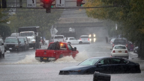 Mưa như trút nước biến New York thành sông, nhiều khu vực tê liệt