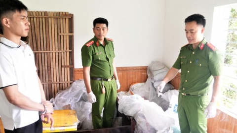 Nam thanh ni&ecirc;n ở Nghệ An giấu gần 1 tấn nguy&ecirc;n liệu chế tạo ph&aacute;o nổ