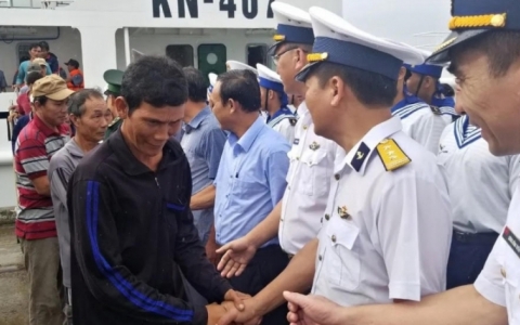 11 ngư d&acirc;n gặp nạn tr&ecirc;n biển về bờ an to&agrave;n