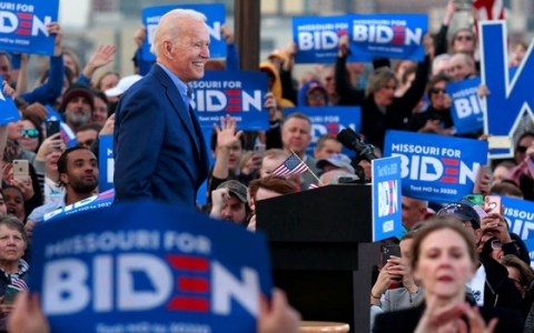&ldquo;B&oacute;ng ma qu&aacute; khứ&rdquo; vẫn đeo b&aacute;m đảng D&acirc;n chủ bất chấp lợi thế của Biden trước Trump