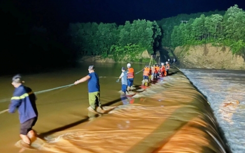 Cảnh sát xuyên đêm giăng dây cứu 3 người mắc kẹt giữa dòng nước xiết