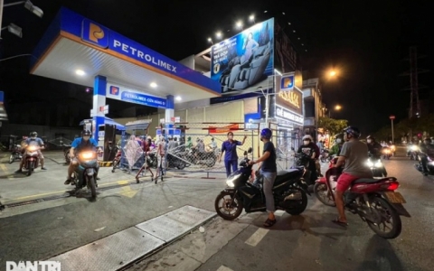 D&acirc;n khổ sở xếp h&agrave;ng mua xăng: Bộ C&ocirc;ng Thương l&yacute; giải nguy&ecirc;n nh&acirc;n