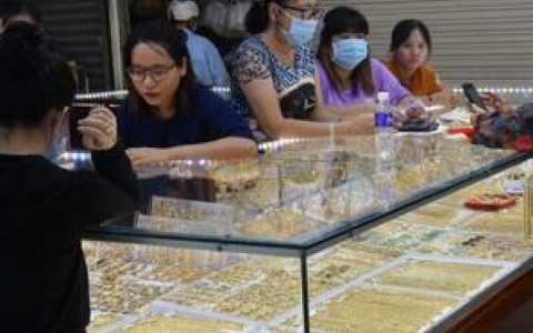Gi&aacute; v&agrave;ng h&ocirc;m nay 22-10: Lao dốc kh&ocirc;ng phanh