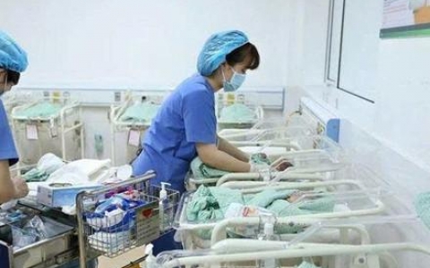 Giảm g&aacute;nh nặng sinh v&agrave; nu&ocirc;i con để ứng ph&oacute; mức sinh thấp