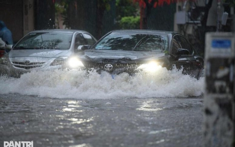 L&aacute;i xe trong mưa b&atilde;o: Người đi &ocirc; t&ocirc; v&agrave; xe m&aacute;y cần lưu &yacute; những g&igrave;?