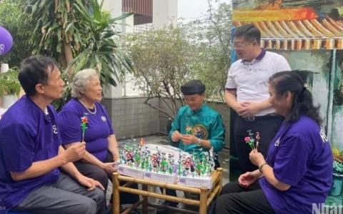 Lấy người bệnh v&agrave; cộng đồng l&agrave;m trung t&acirc;m