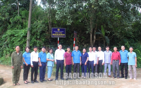 Liên đoàn Lao động thành phố bàn giao công trình “Đường điện thắp sáng đường thôn”