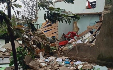 L&yacute; Sơn hứng gi&oacute; cấp 13, nhiều nh&agrave; d&acirc;n bị tốc m&aacute;i