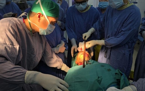 Nam sinh 16 tuổi bị thanh sắt dài 3m đâm xuyên từ đầu qua gáy