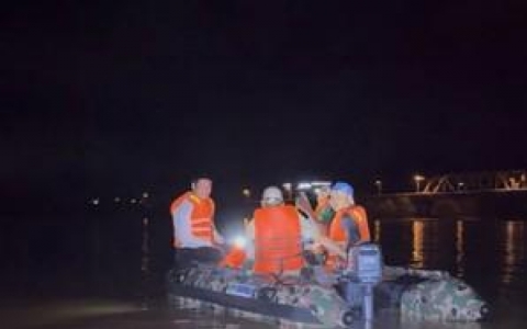 Nghi vấn bố ôm 2 con nhỏ nhảy xuống sông tự tử trong đêm