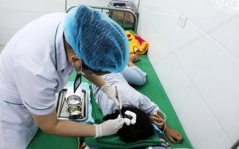 Sức khỏe của bé bị cha dượng dùng búa đánh vào đầu hiện ra sao?