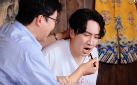 T&agrave;i tử H&agrave;n Quốc nhắm mắt, to&aacute;t mồ h&ocirc;i khi ăn đu&ocirc;ng dừa ở Việt Nam