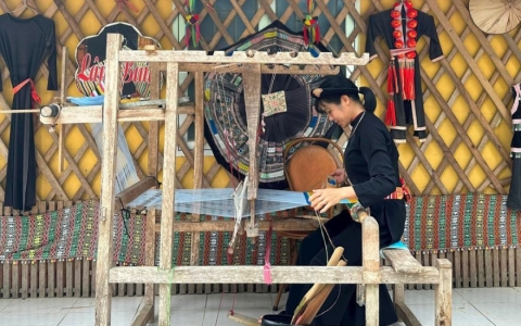 Thổ cẩm th&iacute;ch nghi với đời sống hiện đại