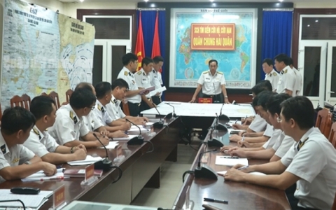 Tin mới nhất về tìm kiếm 26 ngư dân mất tích: Lập sở chỉ huy phía trước, 3 tàu xuyên bão tìm cứu dân!