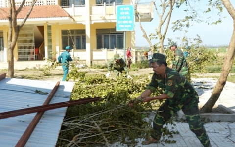 Trong gian khó càng gắng sức giúp dân