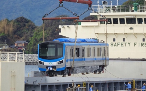 Xe siêu trường chở 51 toa tàu Metro Số 1 về depot