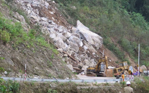 H&atilde;i h&ugrave;ng khi đi qua điểm sạt lở tr&ecirc;n c&aacute;c tuyến giao th&ocirc;ng