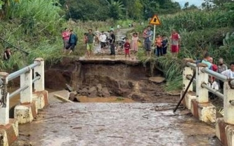 Sập cầu sau bão Kalmaegi