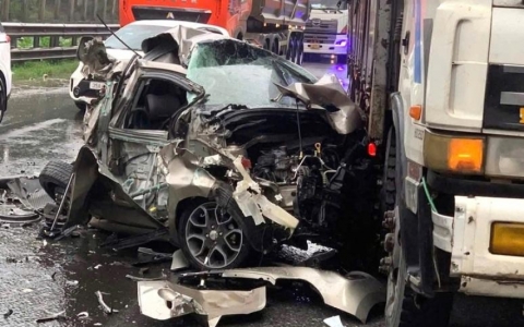 Tài xế tự chui ra từ ô tô bẹp rúm sau va chạm khiến nhiều người bất ngờ