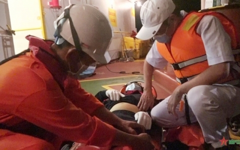 T&agrave;u SAR 274 kịp thời cứu thuyền vi&ecirc;n t&agrave;u nước ngo&agrave;i đau nặng tr&ecirc;n biển