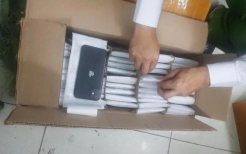 Bắt l&ocirc; h&agrave;ng 770 điện thoại nhập lậu, trị gi&aacute; hơn 8 tỷ đồng tại H&agrave; Nội