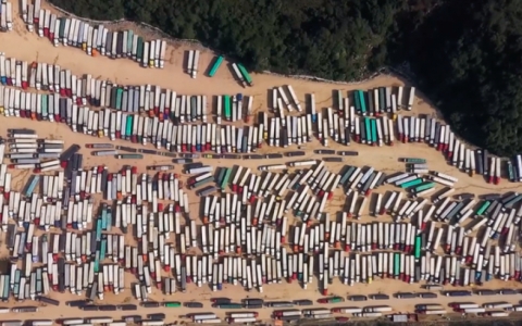 Cửa khẩu ng&agrave;y một &ugrave;n ứ, n&ocirc;ng sản bắt đầu hỏng