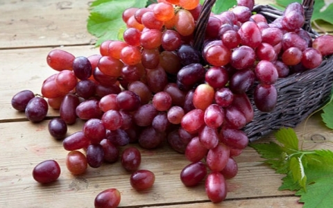 Giảm cholesterol nhờ ăn nho thường xuyên