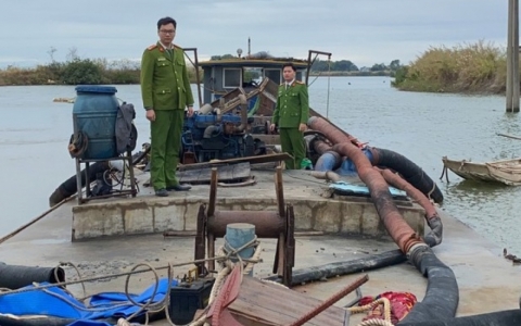 Khởi tố 5 đối tượng khai th&aacute;c c&aacute;t tr&aacute;i ph&eacute;p ở Quảng Ninh