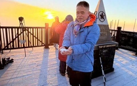 Nhiệt độ giảm s&acirc;u, xuất hiện băng gi&aacute; d&agrave;y nhất từ đầu đ&ocirc;ng tr&ecirc;n Fansipan