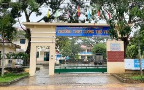 Nữ sinh lớp 10 bị đ&aacute;nh hội đồng ở bờ k&egrave; giữa tiếng h&ograve; reo của nhiều người