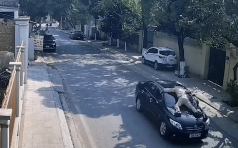 Ph&oacute; Gi&aacute;m đốc Trung t&acirc;m Gi&aacute;o dục thường xuy&ecirc;n hất CSGT l&ecirc;n nắp ca p&ocirc;