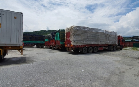 Vụ bắt 100 xe tải h&agrave;ng Trung Quốc ở L&agrave;o Cai: C&oacute; r&aacute;c thải điện tử, ch&acirc;n g&agrave;, h&agrave;ng hiệu giả